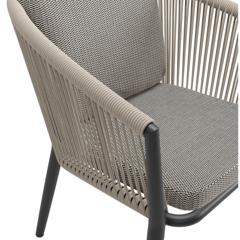 Orso tuinstoel in zwart aluminium en beige verticaal geweven ronde rope met luxe zitkussen in All Weather Sunbrella® Luxe Lopi Pepper