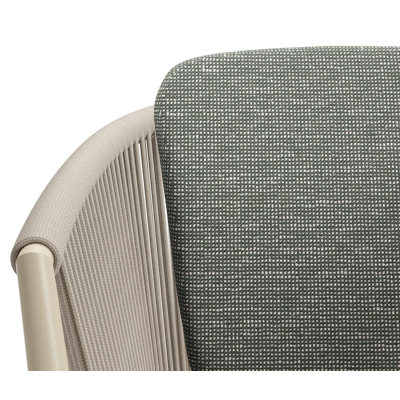 Orso tuinstoel in beige aluminium en beige verticaal geweven ronde rope met zitkussen in All Weather Sunbrella® Luxe Slow Fern