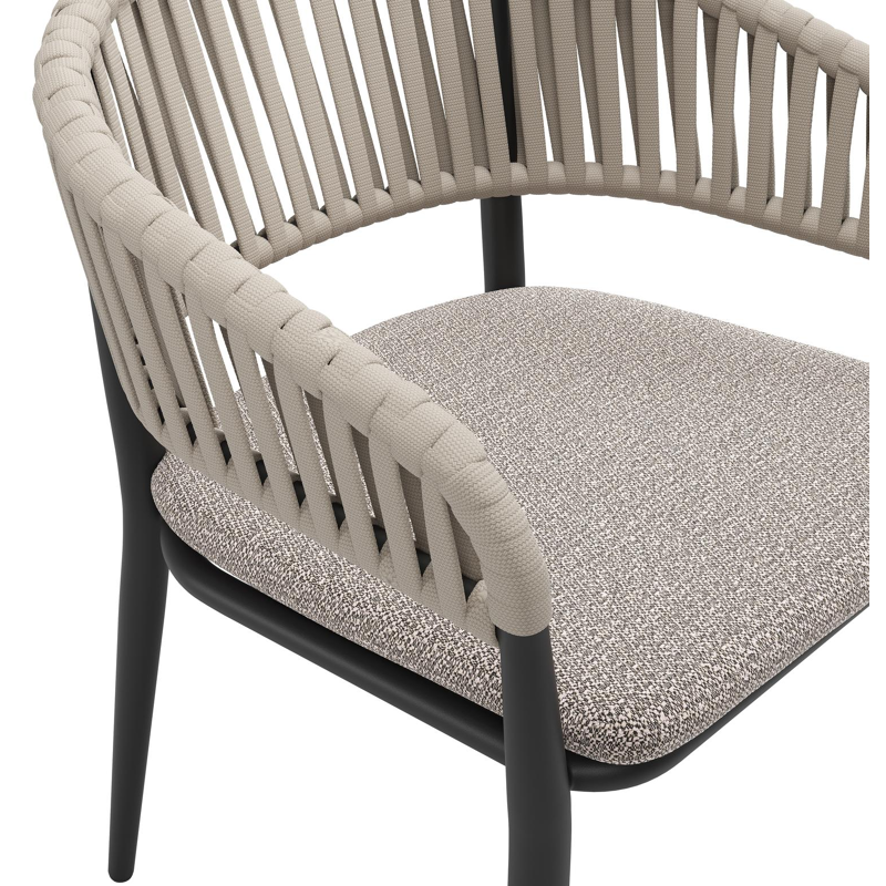 Tolfa stapelbare tuinstoel in zwart aluminium en beige verticaal geweven luxe vlakke brede rope met stoelkussen in All Weather Sunbrella® Luxe Wander Granite