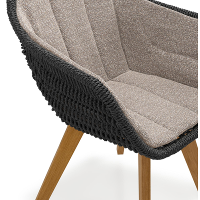 Chaise de jardin Pagino en teck naturel et résine tressée ronde noir avec coussin en All Weather Sunbrella® Luxe Wander Manioc