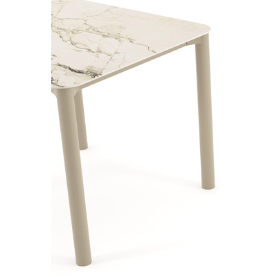 Table de jardin Orso rectangulaire arrondi en aluminium beige et céramique pleine Colorado Dunes - Lg. 90 x Lrg. 90 x Haut. 74.5 cm