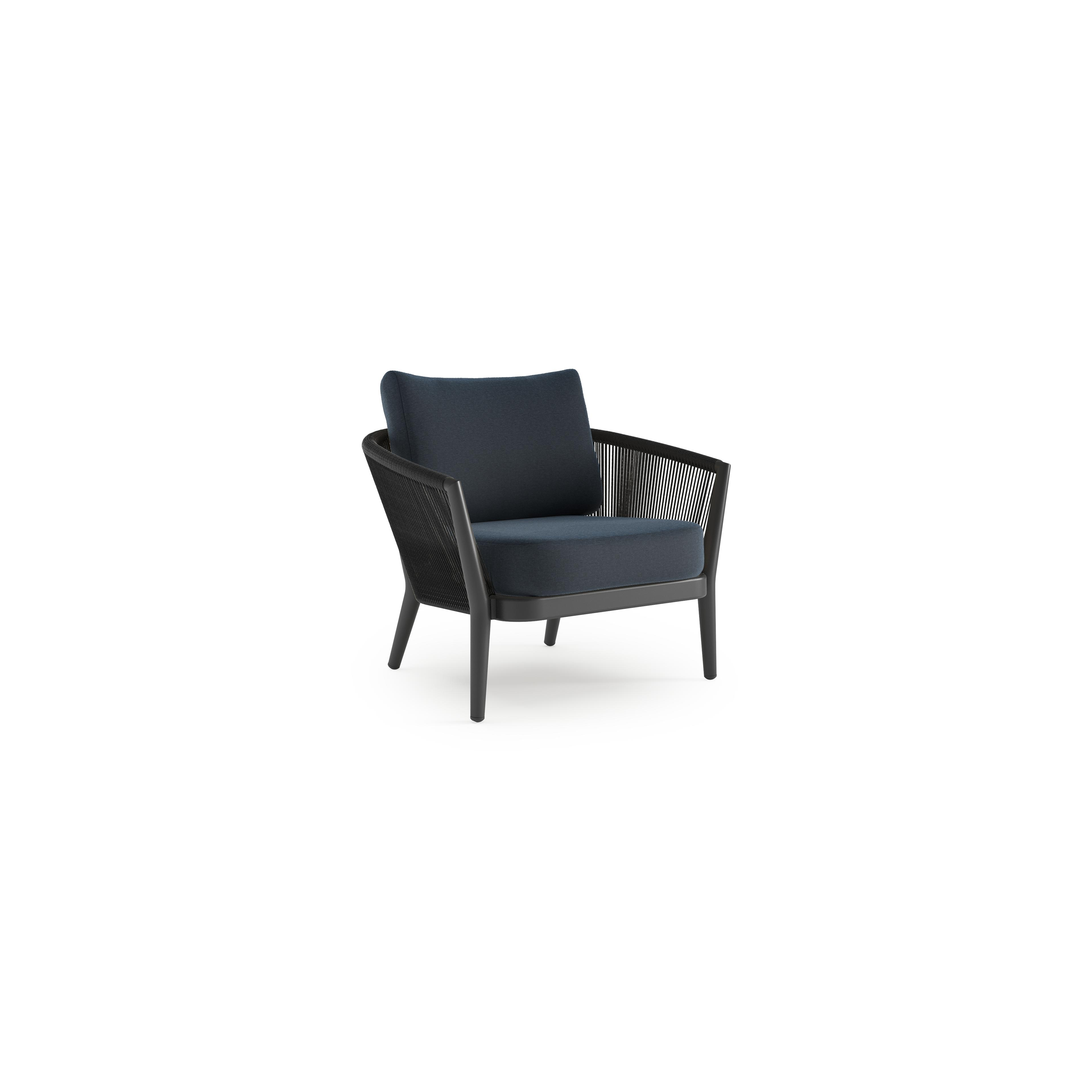 Orso loungestoel in zwart aluminium en zwart verticaal geweven ronde rope met Heritage Indigo All Weather Sunbrella® luxe kussen