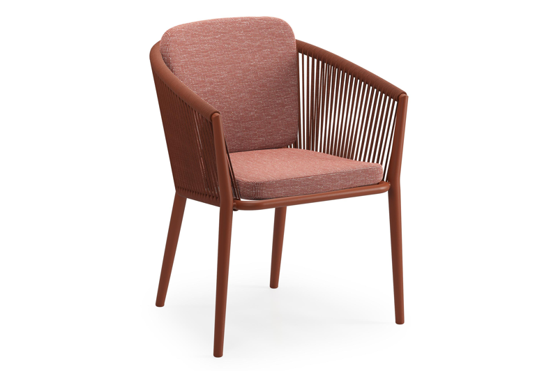 Orso tuinstoel in roestbruin aluminium en roestbruin verticaal geweven ronde rope met zitkussen in All Weather Sunbrella® Luxe Slow Alezan