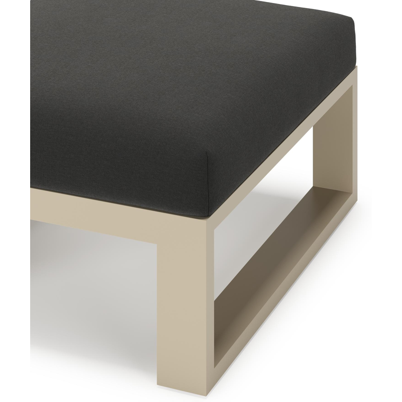 Verato poef in beige aluminium met natte sooty all weather sunbrella® luxe kussen