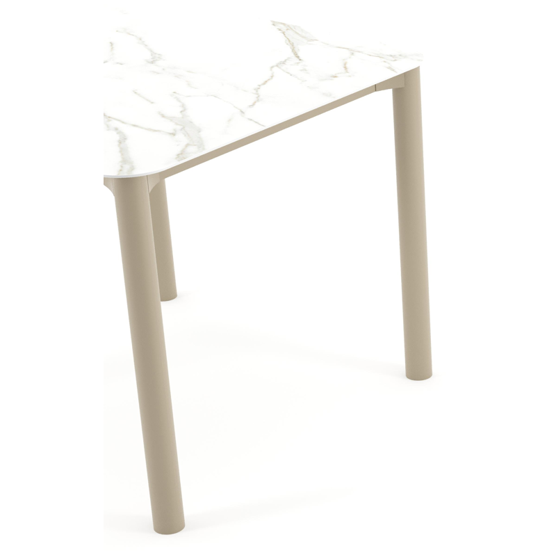 Table de jardin Orso rectangulaire arrondi en aluminium beige et céramique pleine Calacatta - Lg. 90 x Lrg. 90 x Haut. 74.5 cm