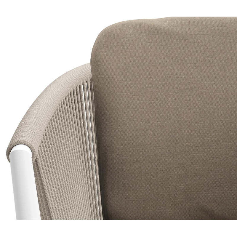 Orso tuinstoel in wit aluminium en beige verticaal geweven ronde rope met luxe zitkussen in All Weather Sunbrella® Luxe Natte Heather Grey