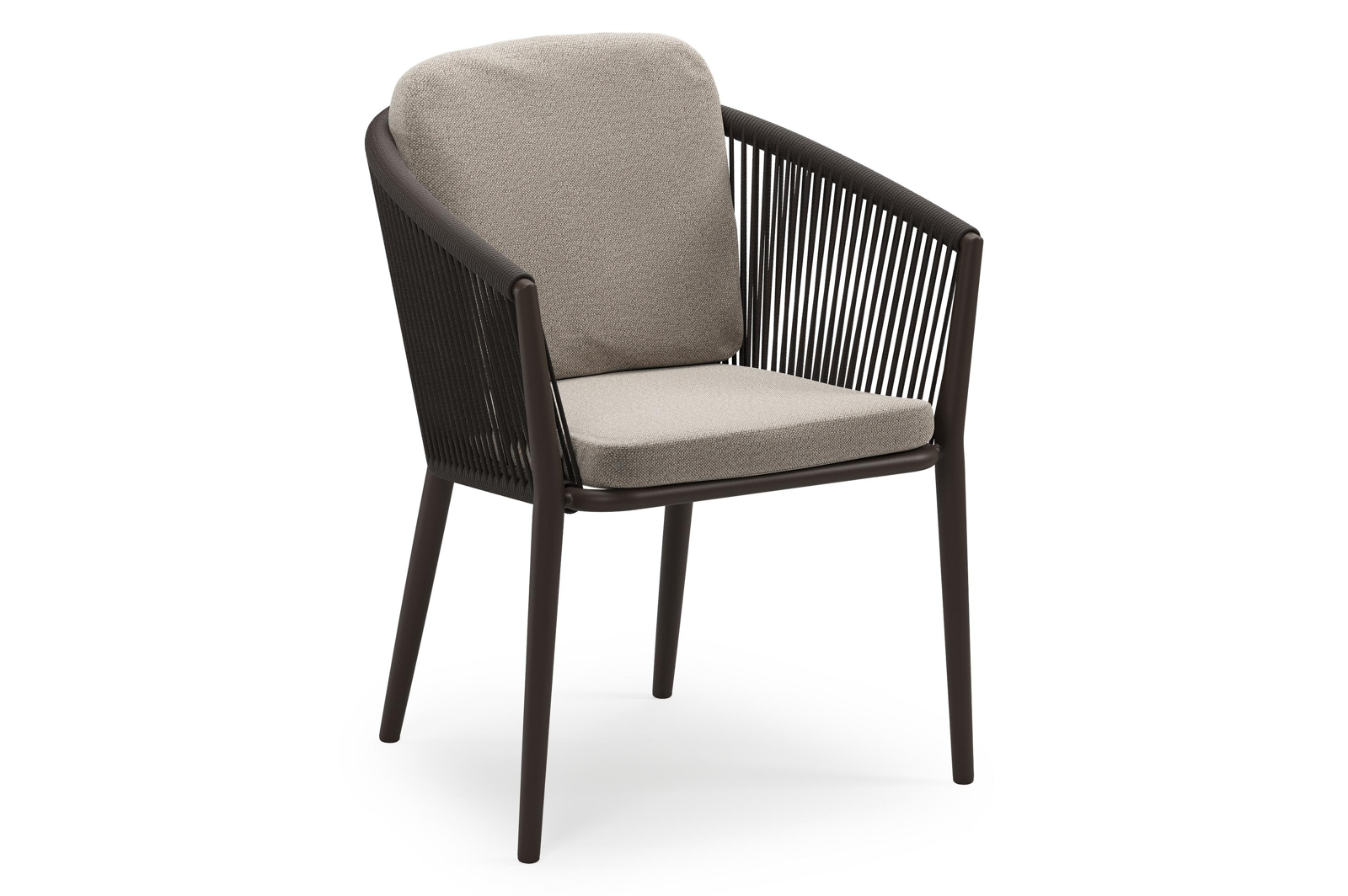 Orso stapelbare tuinstoel in donkerbruin aluminium en donkerbruin verticaal geweven ronde rope met stoelkussen in All Weather Sunbrella® Luxe Savane Coconut