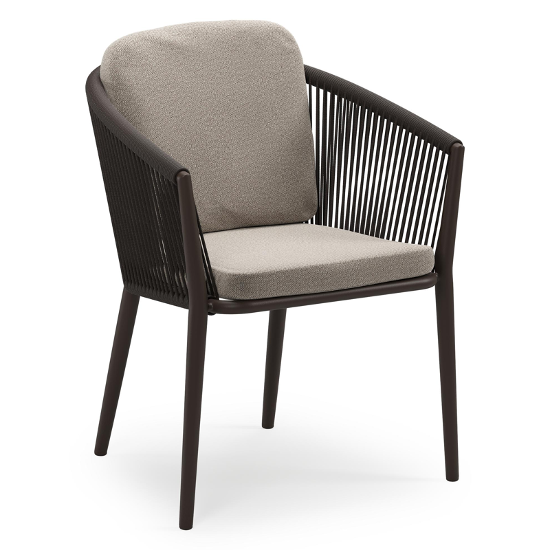 Orso stapelbare tuinstoel in donkerbruin aluminium en donkerbruin verticaal geweven ronde rope met stoelkussen in All Weather Sunbrella® Luxe Savane Coconut
