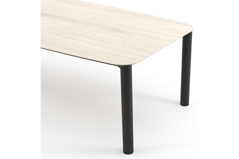 Orso tuintafel bootvorm in zwart aluminium en volkeramiek Travertino Bianco - L 255 x B 115 x H 74.5 cm