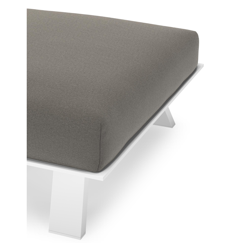 Cesano poef in wit aluminium met natte dark taupe all weather Sunbrella® luxe kussen