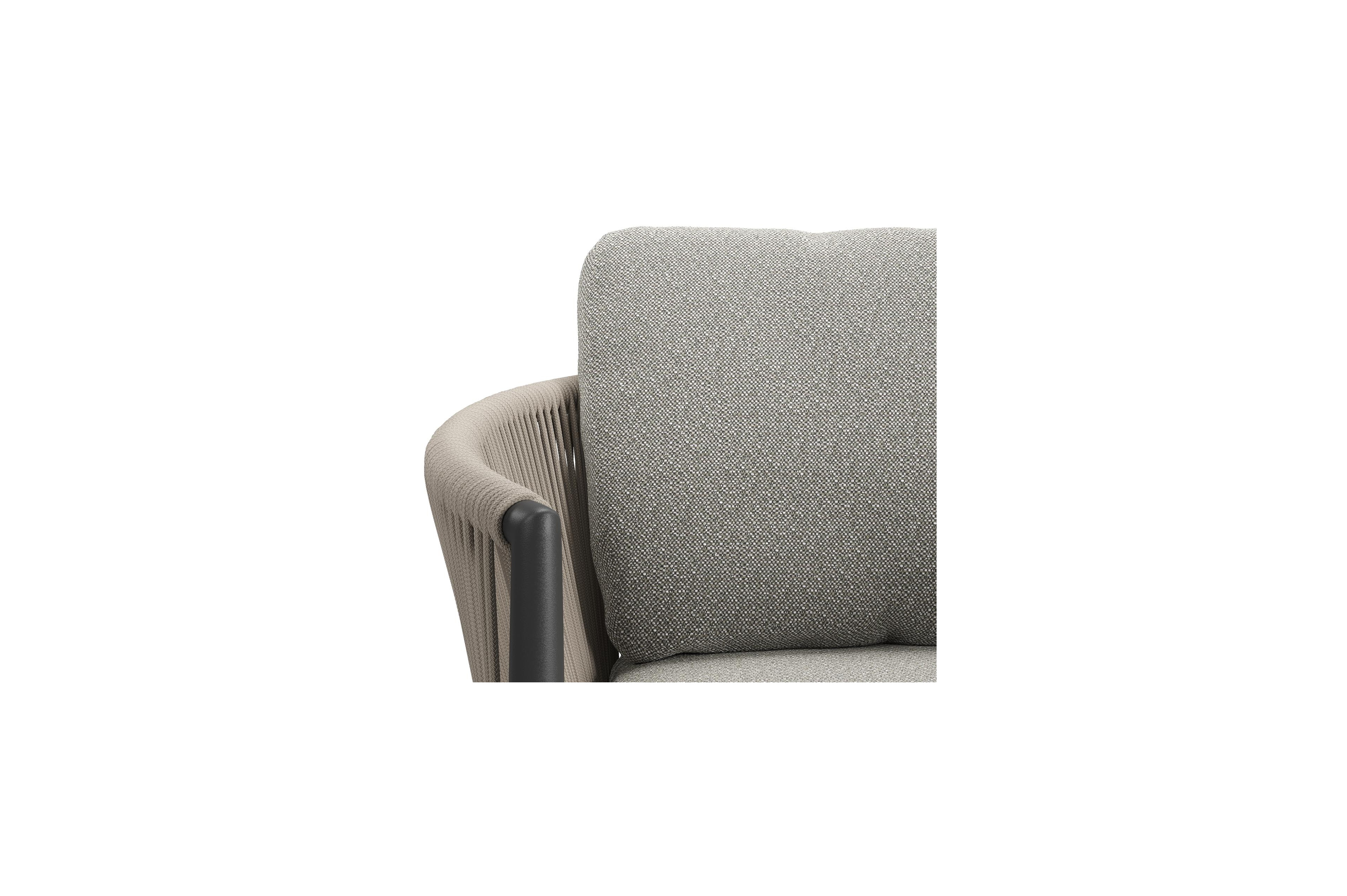 Organo tuinstoel in zwart aluminium en zwart verticaal geweven ronde rope met stoelkussen in All Weather Sunbrella® Luxe Savane Tunder