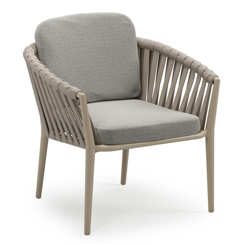 Orso low dining tuinstoel in beige aluminium en beige verticaal geweven luxe vlakke brede rope met stoelkussen in All Weather Sunbrella® Luxe Savane Tunder