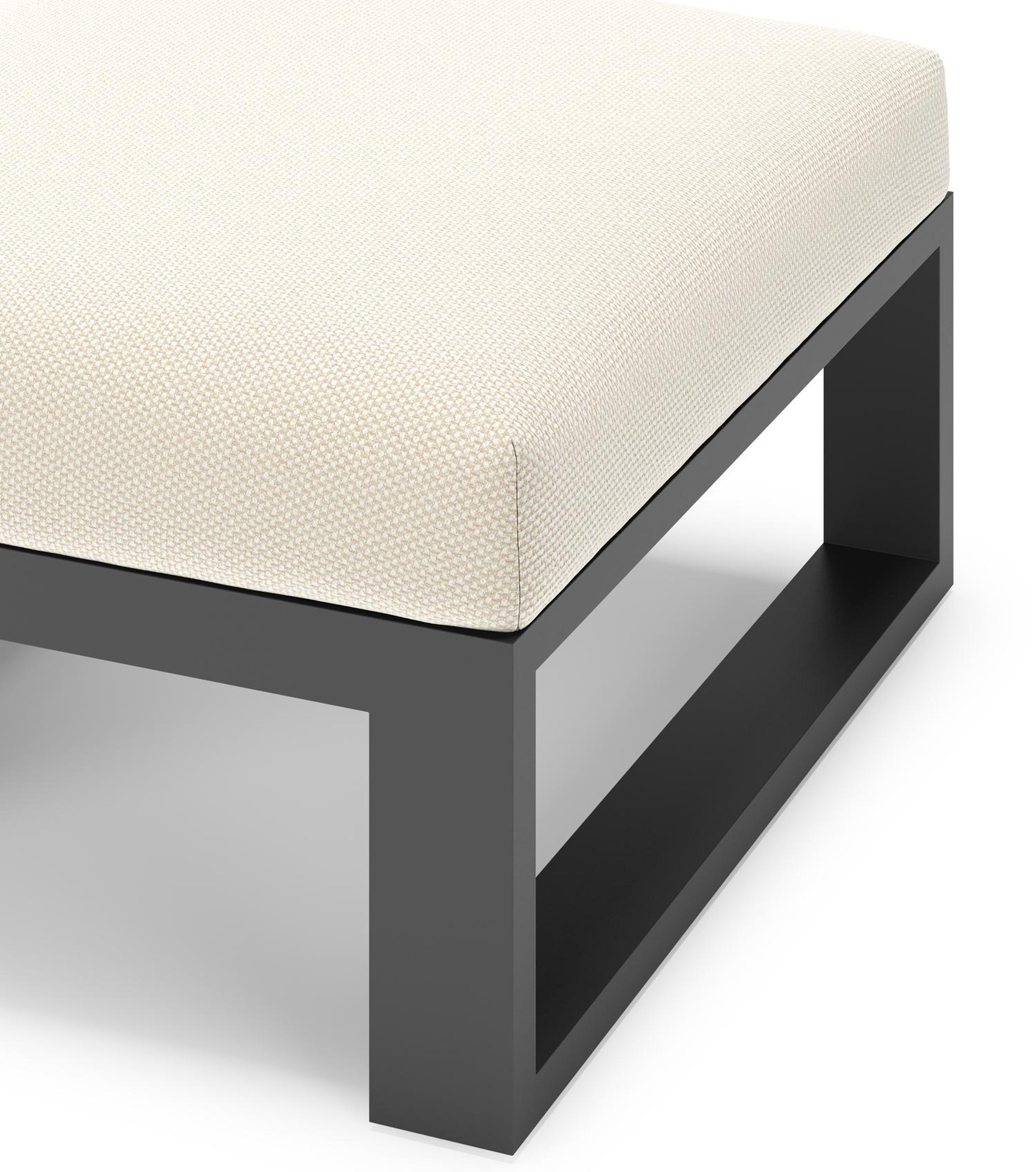 Verato poef in zwart aluminium met althea off white all weather cosytica kussen
