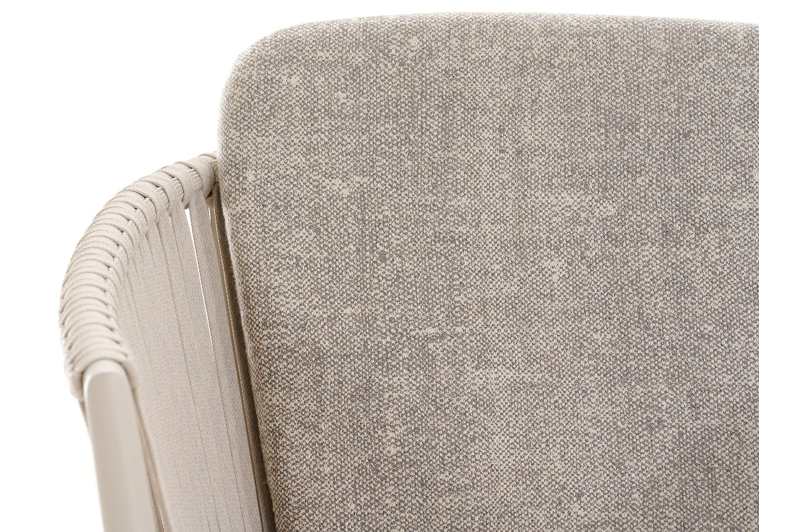 Orso tuinstoel in beige aluminium en beige verticaal geweven vlakke rope met Chartres Pewter All Weather Sunbrella® Luxe kussen