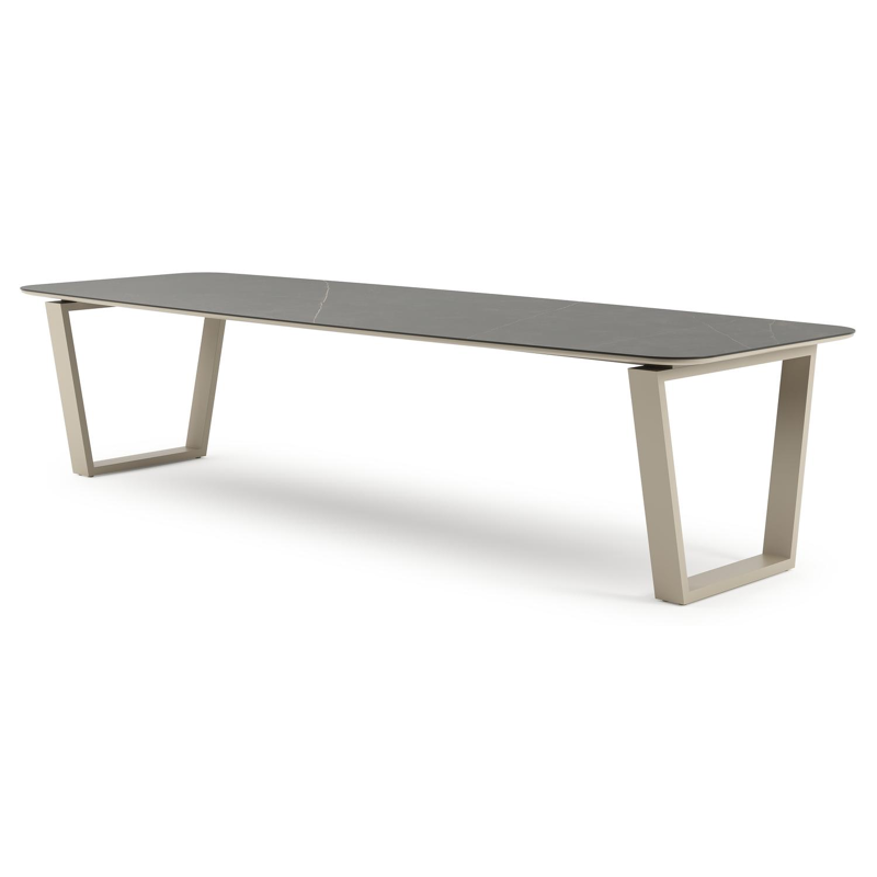 Table de jardin Pagino forme de bateau en aluminium beige et céramique pleine Calatorao - Lg. 315 x Lrg. 115 x Haut. 73 cm