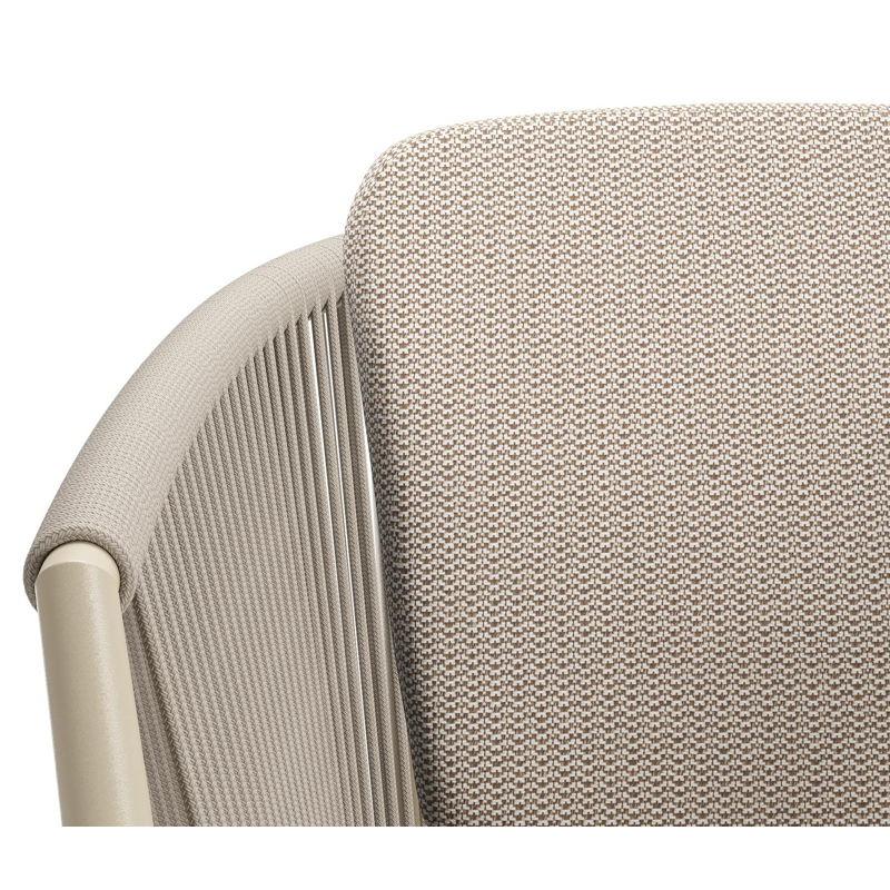 Orso tuinstoel in beige aluminium en beige verticaal geweven ronde rope met zitkussen in All Weather Sunbrella® Luxe Lopi Fossil