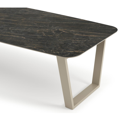 Table de jardin Pagino forme de bateau en aluminium beige et céramique pleine Black Obsession - Lg. 315 x Lrg. 115 x Haut. 73 cm