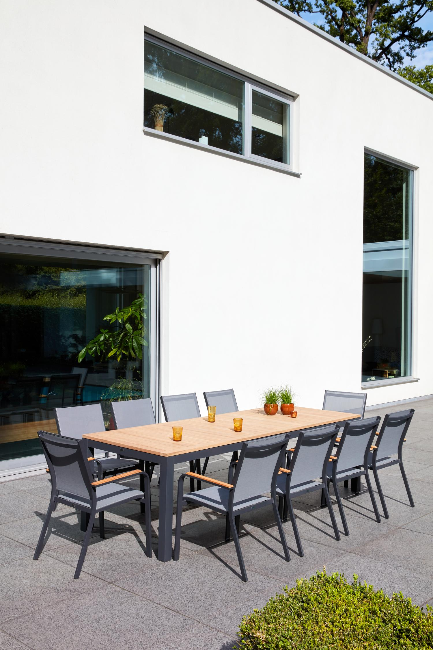 Varese tuinset in zwart aluminium en naturel teak tafelblad met 10 stapelbare Amalfi tuinstoelen