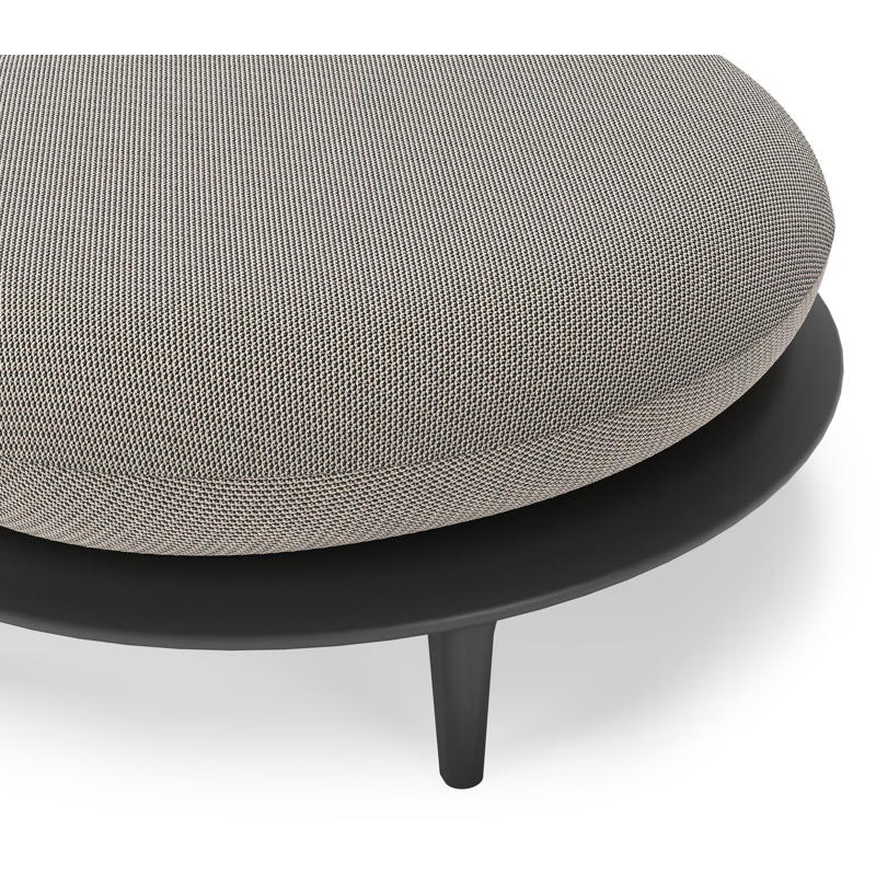 Bomero poef in zwart aluminium met lopi pepper all weather sunbrella® luxe kussen