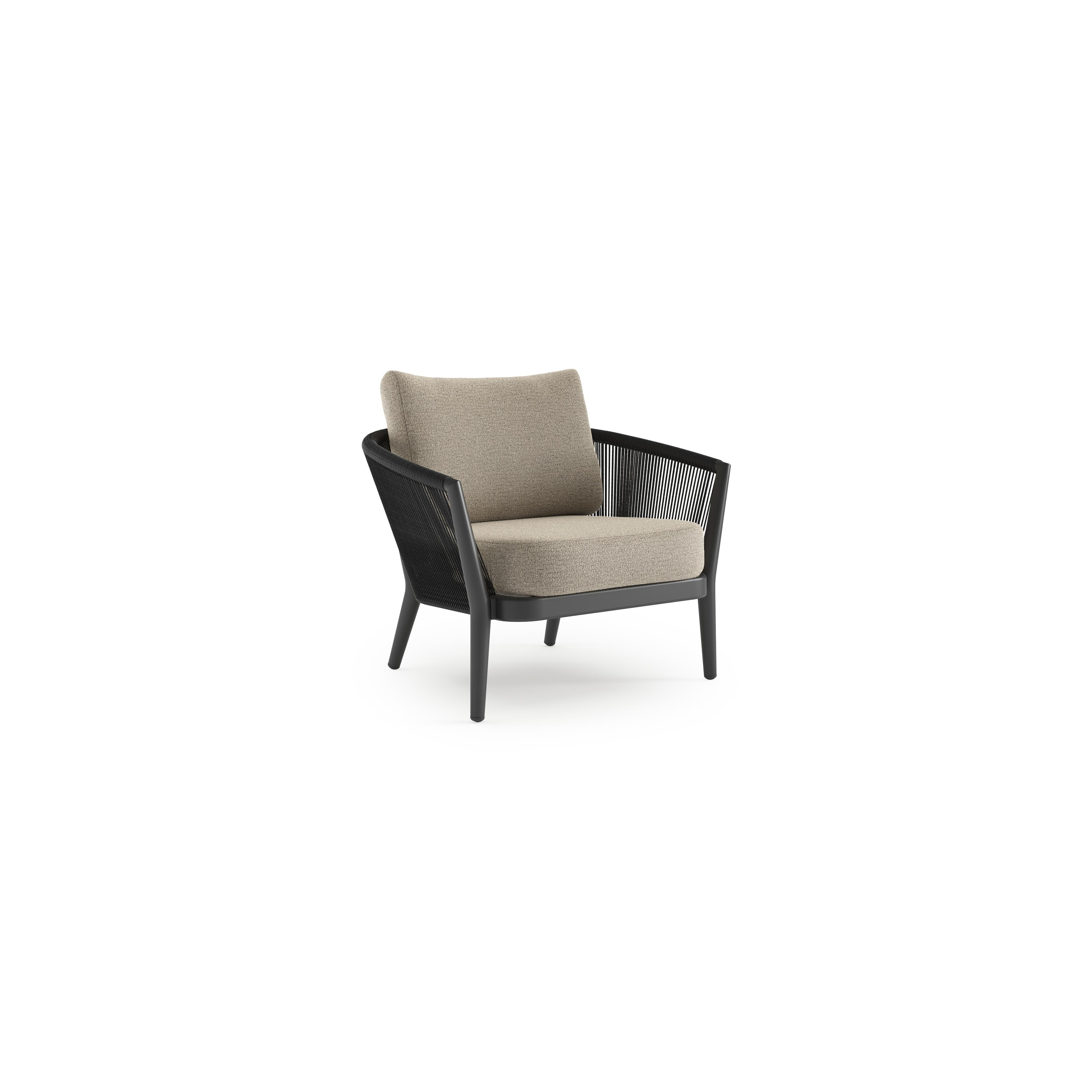 Fauteuil de jardin Orso en aluminium noir en corde ronde tissée verticalement noir et coussins en all weather cosytica Catania Beige
