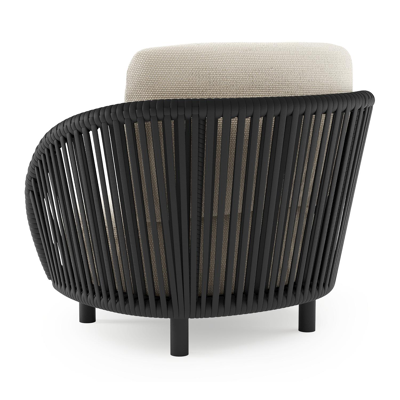 Lupino loungestoel in zwart aluminium en zwart verticaal geweven luxe vlakke brede rope met althea off white all weather cosytica kussen