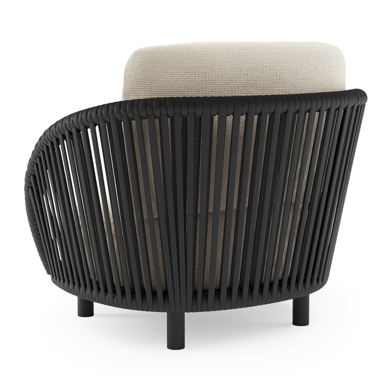 Lupino loungestoel in zwart aluminium en zwart verticaal geweven luxe vlakke brede rope met althea off white all weather cosytica kussen