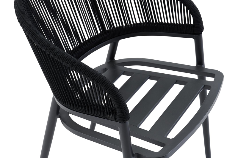 Lacrima tuinstoel in zwart aluminium en zwart verticaal geweven ronde rope met kussen in natte sooty all weather sunbrella® luxe