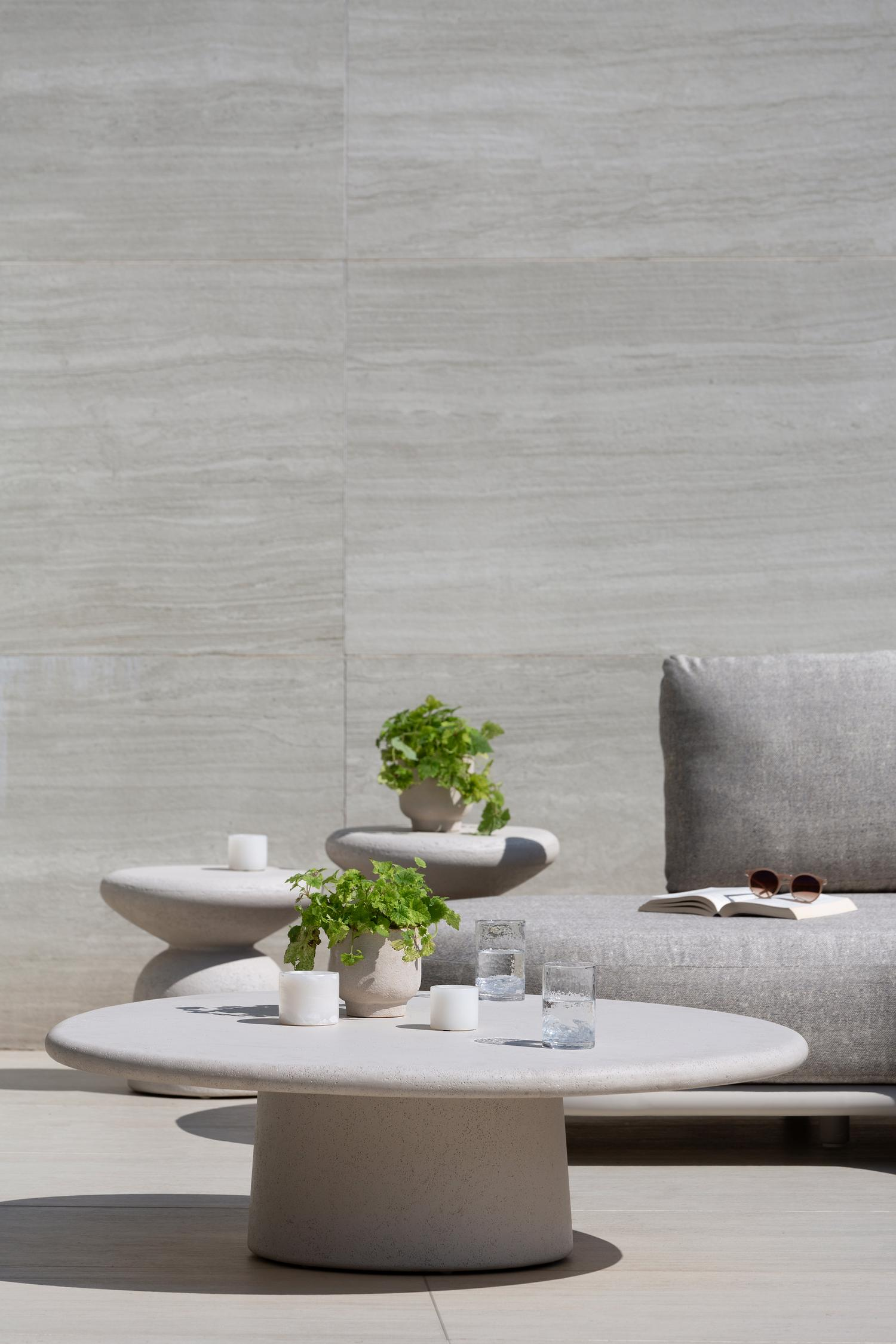 Table basse Globo en béton beige - Lg. 120 x Lrg. 112 x Haut. 34 cm