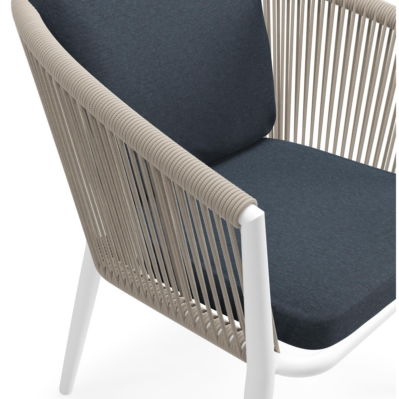 Orso tuinstoel in wit aluminium en beige verticaal geweven ronde rope met luxe zitkussen in All Weather Sunbrella® Luxe Heritage Indigo