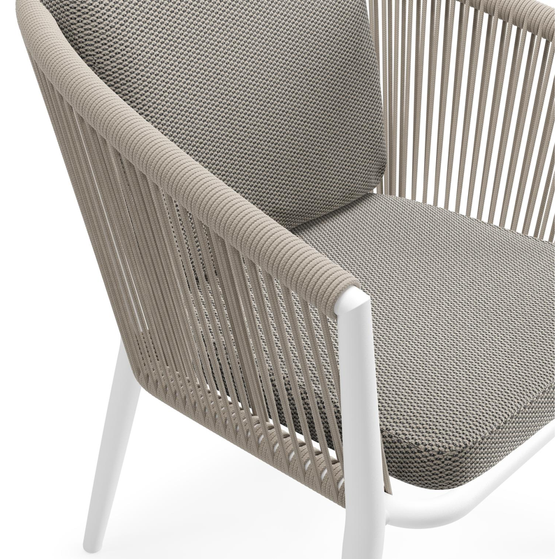 Orso tuinstoel in wit aluminium en beige verticaal geweven ronde rope met luxe zitkussen in All Weather Sunbrella® Luxe Lopi Charcoal