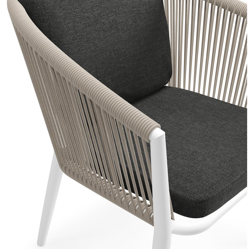 Orso tuinstoel in wit aluminium en beige verticaal geweven ronde rope met luxe zitkussen in All Weather Sunbrella® Luxe Chartres Sooty