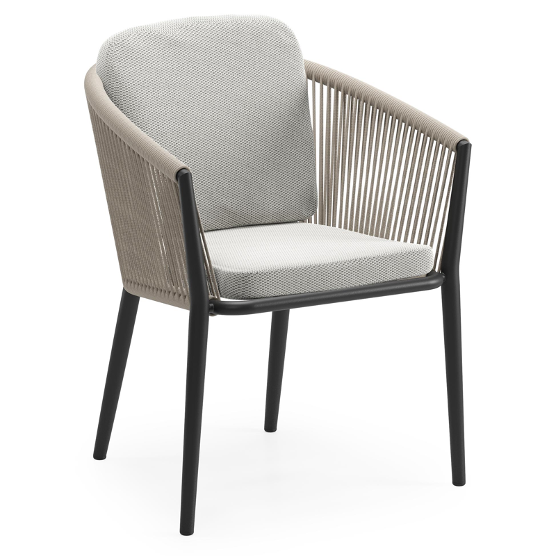 Orso tuinstoel in zwart aluminium en beige verticaal geweven ronde rope met luxe zitkussen in All Weather Sunbrella® Luxe Lopi Ash