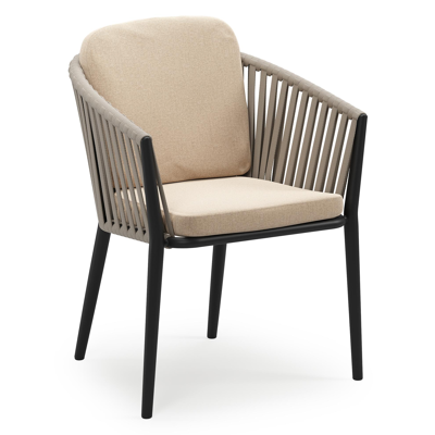 Orso stapelbare tuinstoel in zwart aluminium en beige verticaal geweven luxe vlakke brede rope met stoelkussen in All Weather Sunbrella® Luxe Natte Heather Beige