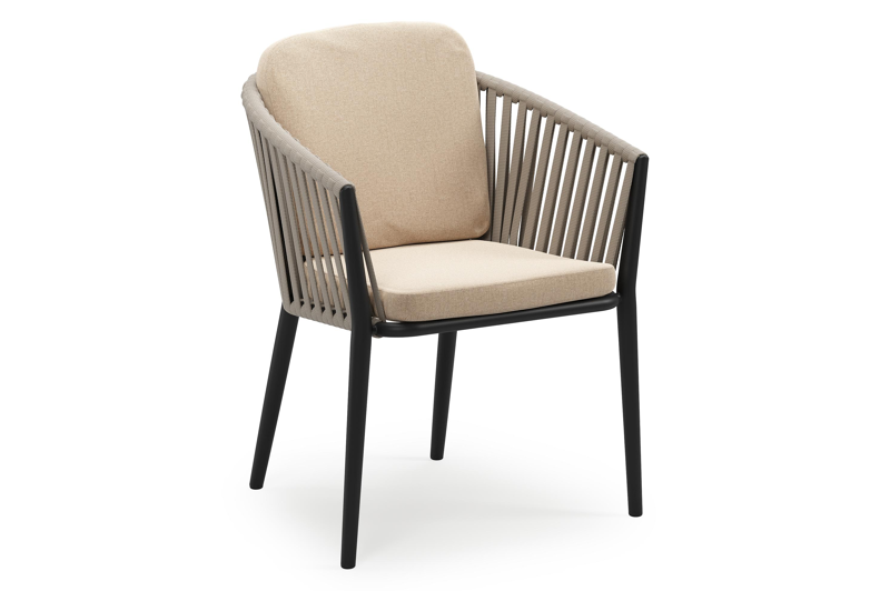 Orso stapelbare tuinstoel in zwart aluminium en beige verticaal geweven luxe vlakke brede rope met stoelkussen in All Weather Sunbrella® Luxe Natte Heather Beige