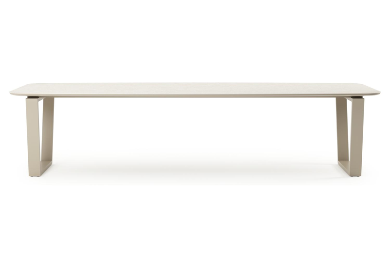 Table de jardin Pagino forme de bateau en aluminium beige et céramique pleine Shilin Lg. 315 x Lrg. 115 x Haut. 73 cm