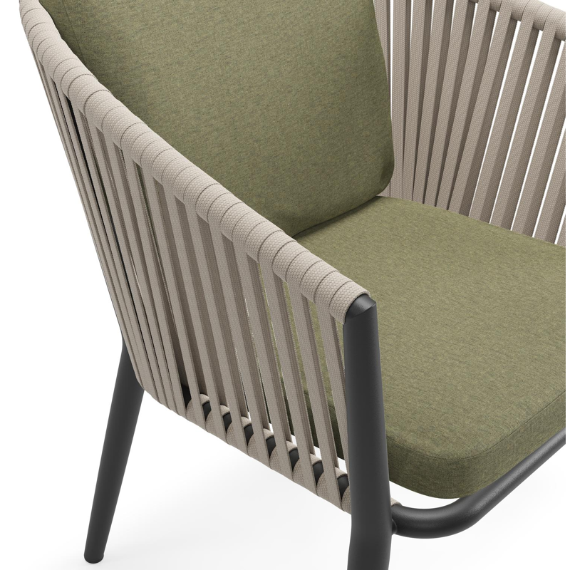 Orso tuinstoel in zwart aluminium en beige verticaal geweven vlakke rope met luxe zitkussen in All Weather Sunbrella® Luxe Heritage Leaf