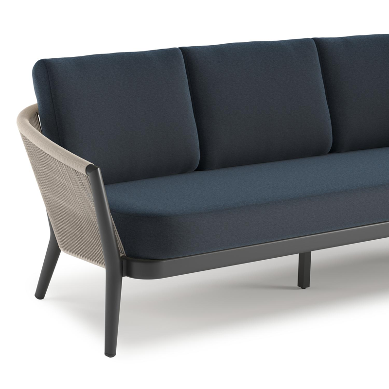 Orso loungeset in zwart aluminium en beige verticaal geweven ronde rope met Heritage Indigo all weather sunbrella® luxe kussen
