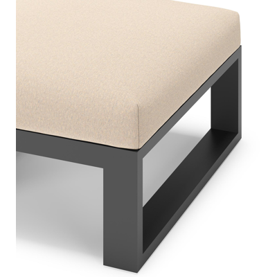 Pouf Verato en aluminium noir et coussins en all weather sunbrella® luxe heritage papyrus