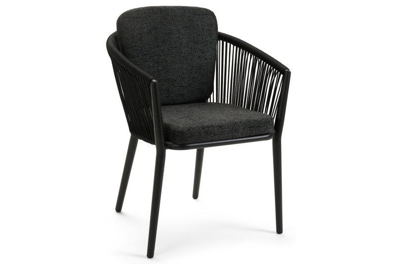 Orso tuinstoel in zwart aluminium en zwart verticaal geweven rope met kussen in chartres sooty all weather sunbrella® luxe