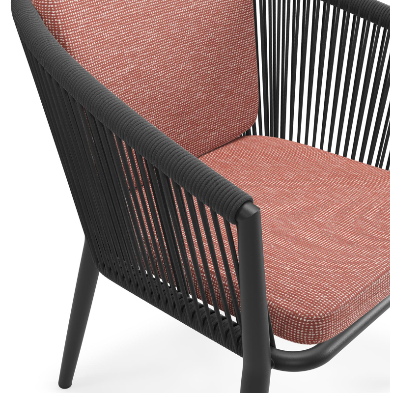 Orso tuinstoel in zwart aluminium en zwart verticaal geweven ronde rope met zitkussen in All Weather Sunbrella® Luxe Slow Alezan