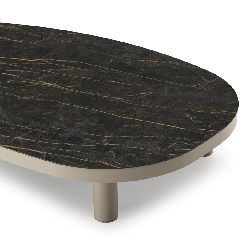 Table de basse Donato organique en aluminium beige et céramique pleine Black Obsession - Lg. 151 x Lrg. 90 x Haut. 24.5 cm
