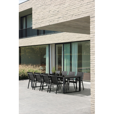 Lioni stapelbare tuinstoel in zwart aluminium en zwart comfort textilene