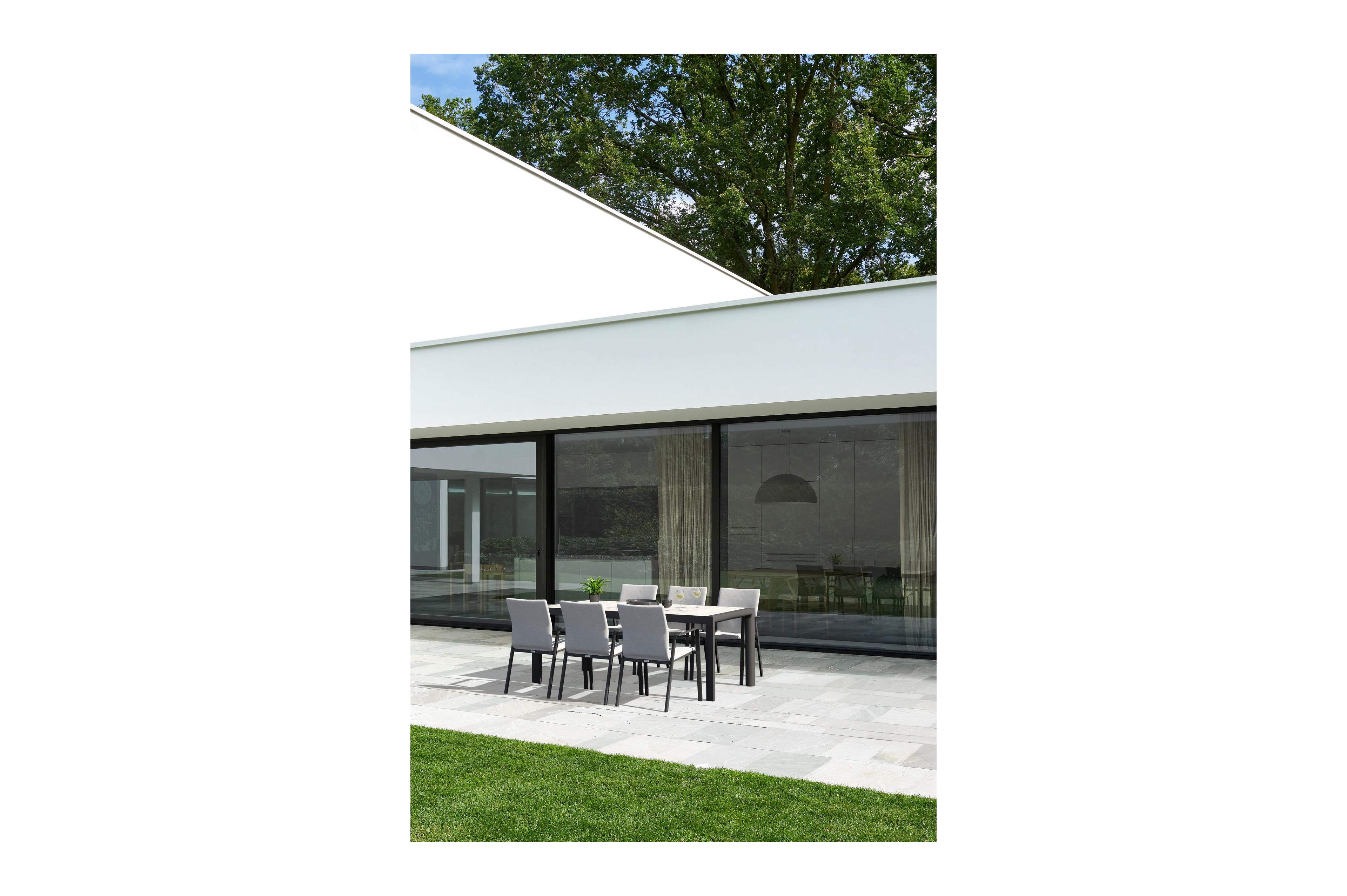 Madura tuinset in zwart aluminium en travertin keramische tegels tafelblad met 6 stapelbare Madura tuinstoelen