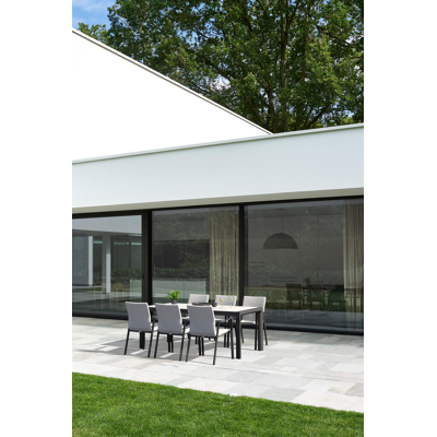 Madura tuinset in zwart aluminium en travertin keramische tegels tafelblad met 6 stapelbare Madura tuinstoelen