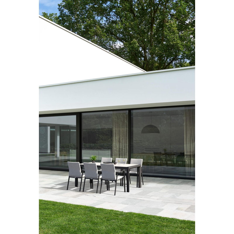 Madura tuinset in zwart aluminium en travertin keramische tegels tafelblad met 6 stapelbare Madura tuinstoelen