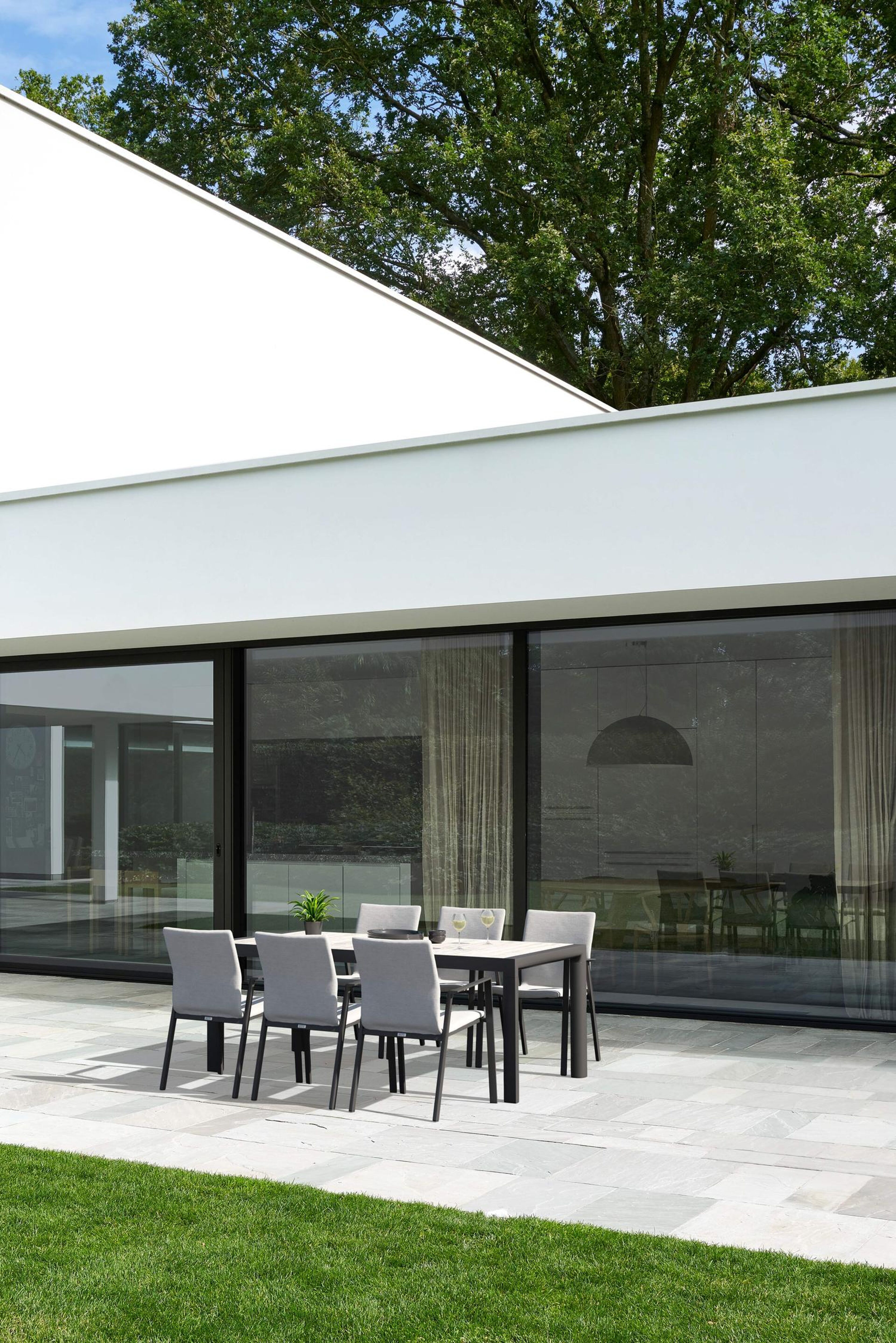 Madura tuinset in zwart aluminium en travertin keramische tegels tafelblad met 6 stapelbare Madura tuinstoelen