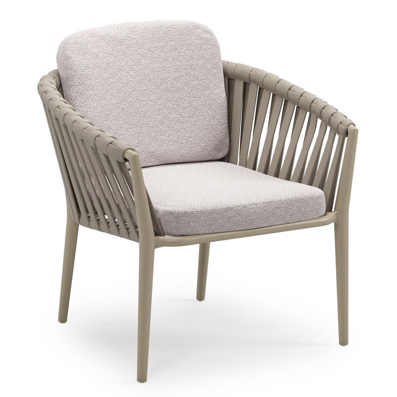 Orso low dining tuinstoel in beige aluminium en beige verticaal geweven luxe vlakke brede rope met stoelkussen in All Weather Sunbrella® Luxe Wander Gobi