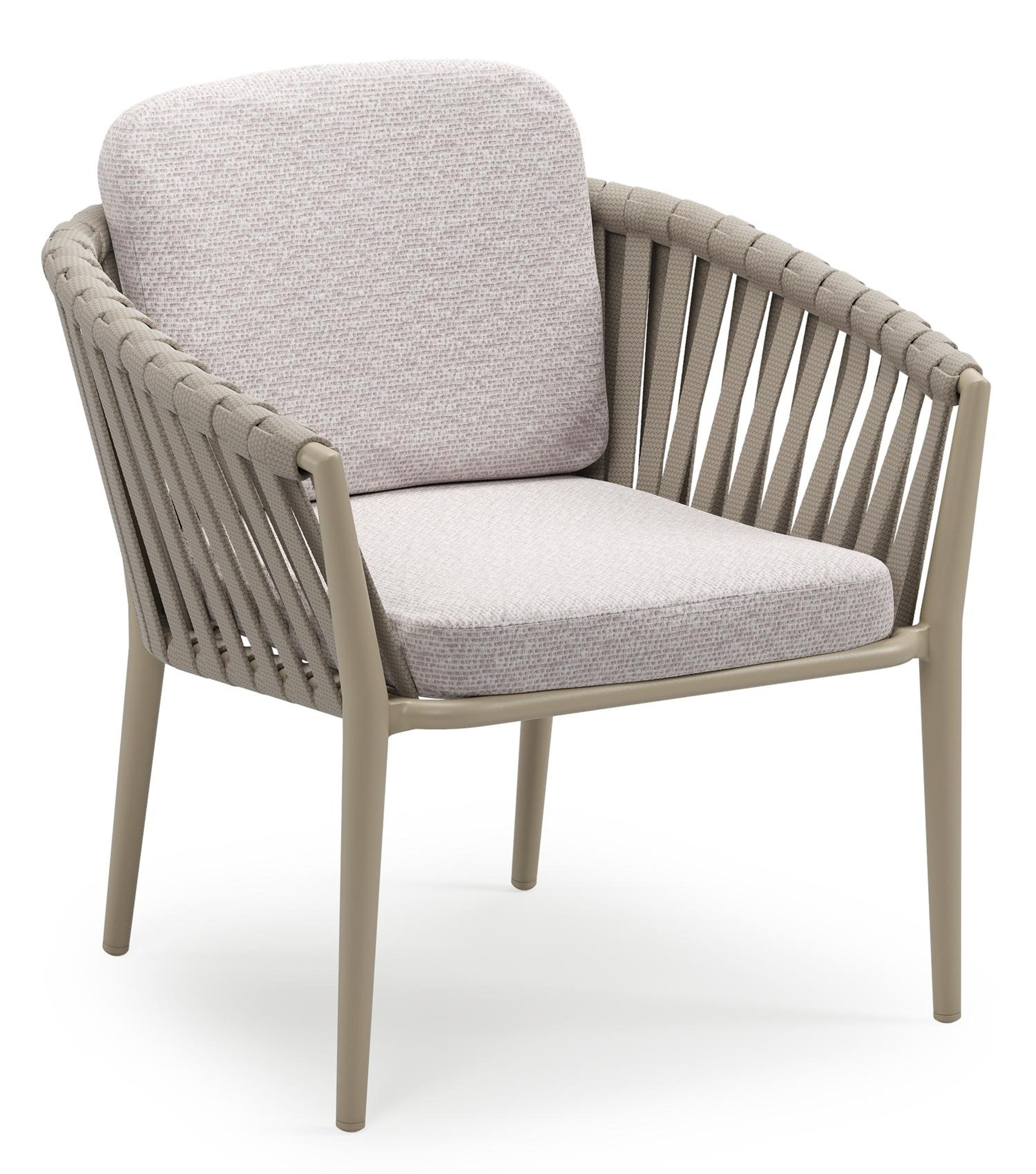 Orso low dining tuinstoel in beige aluminium en beige verticaal geweven luxe vlakke brede rope met stoelkussen in All Weather Sunbrella® Luxe Wander Gobi