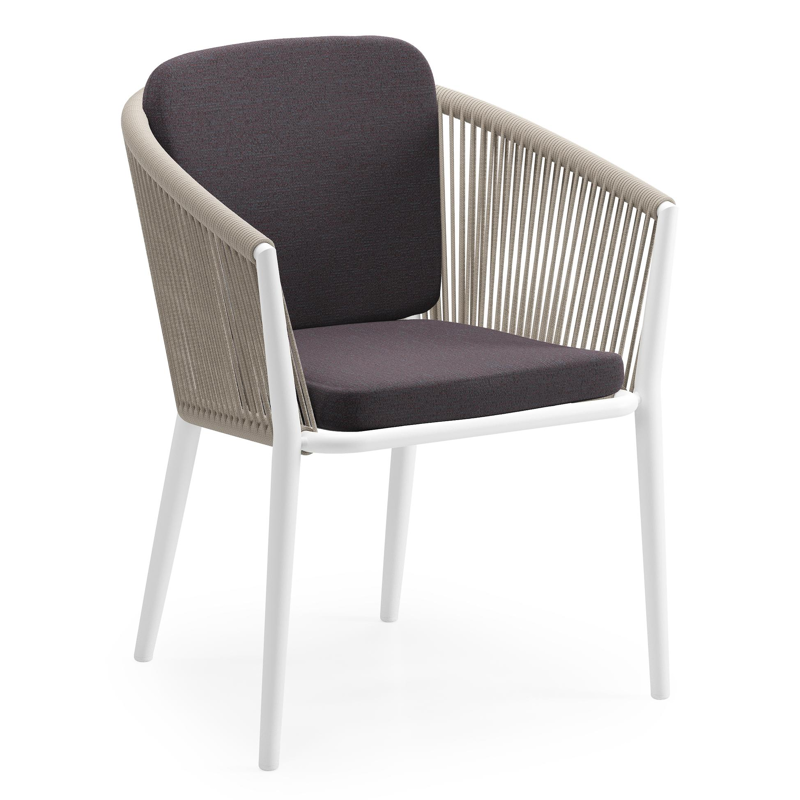 Chaise de jardin Orso en aluminium blanc et corde ronde tissée verticalement beige avec coussin en All Weather Sunbrella® Luxe Tundra Red