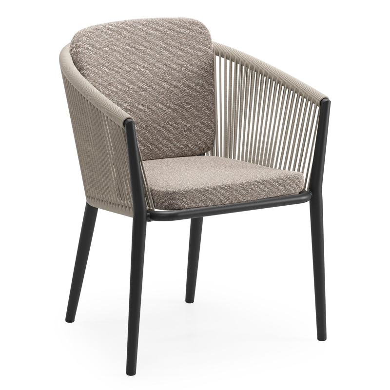 Orso tuinstoel in zwart aluminium en beige verticaal geweven ronde rope met zitkussen in All Weather Sunbrella® Luxe Wander Manioc